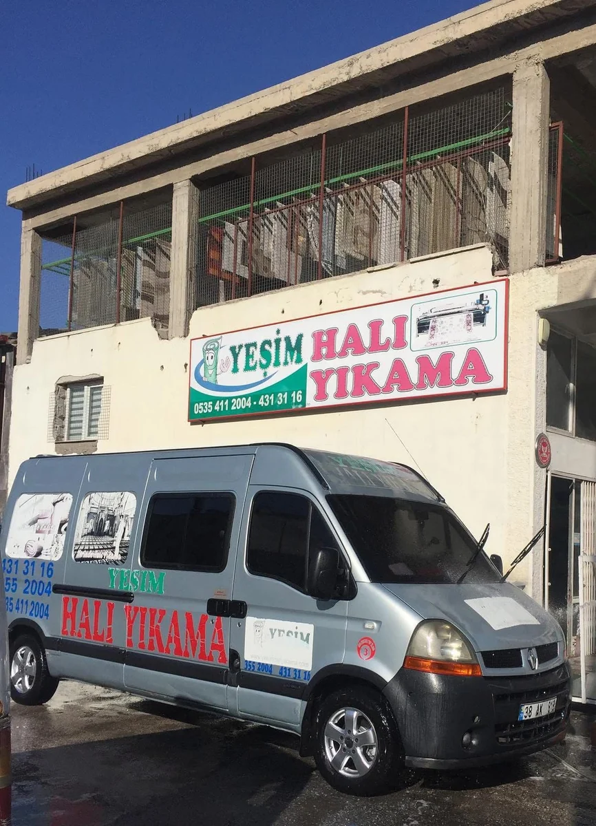 Yeşim Halı Yıkama servis aracı ve işletme binası